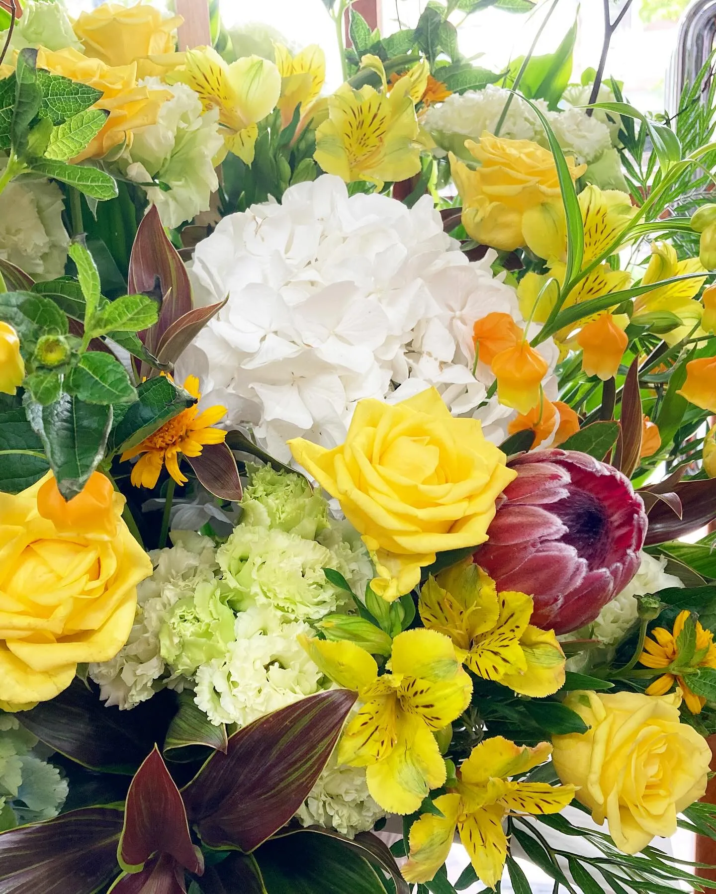 開店祝いのお花🌼黄色と白を入れておまかせ。