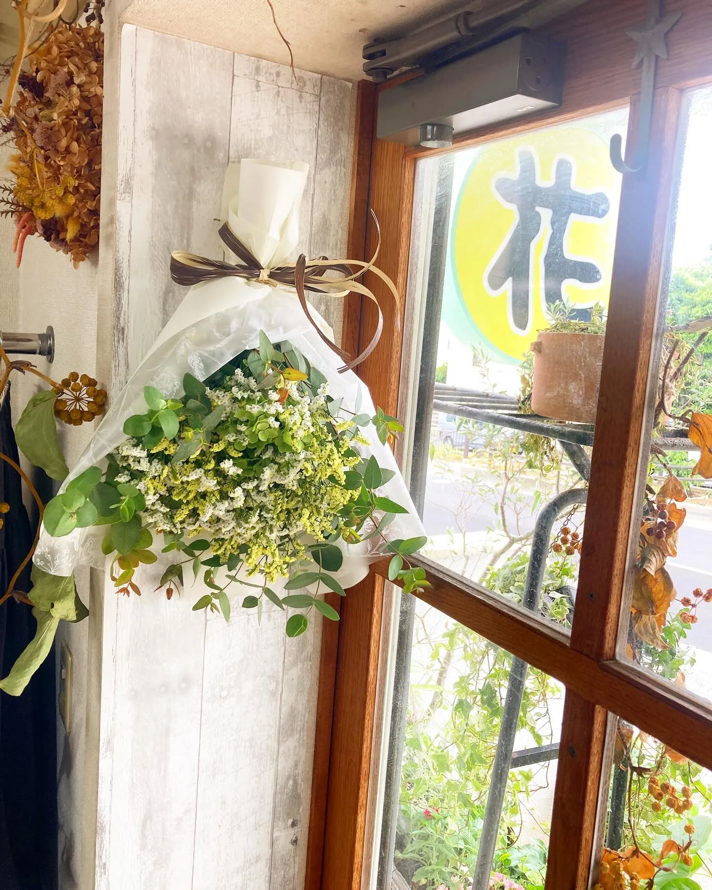 スターチスとユーカリのスワッグ。