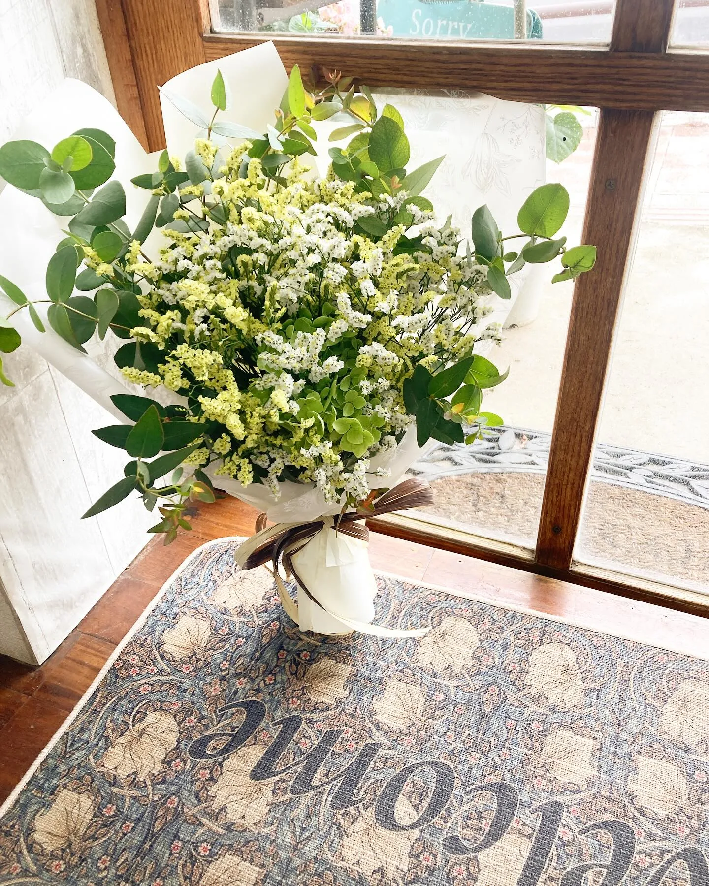 スターチスとユーカリのスワッグ。