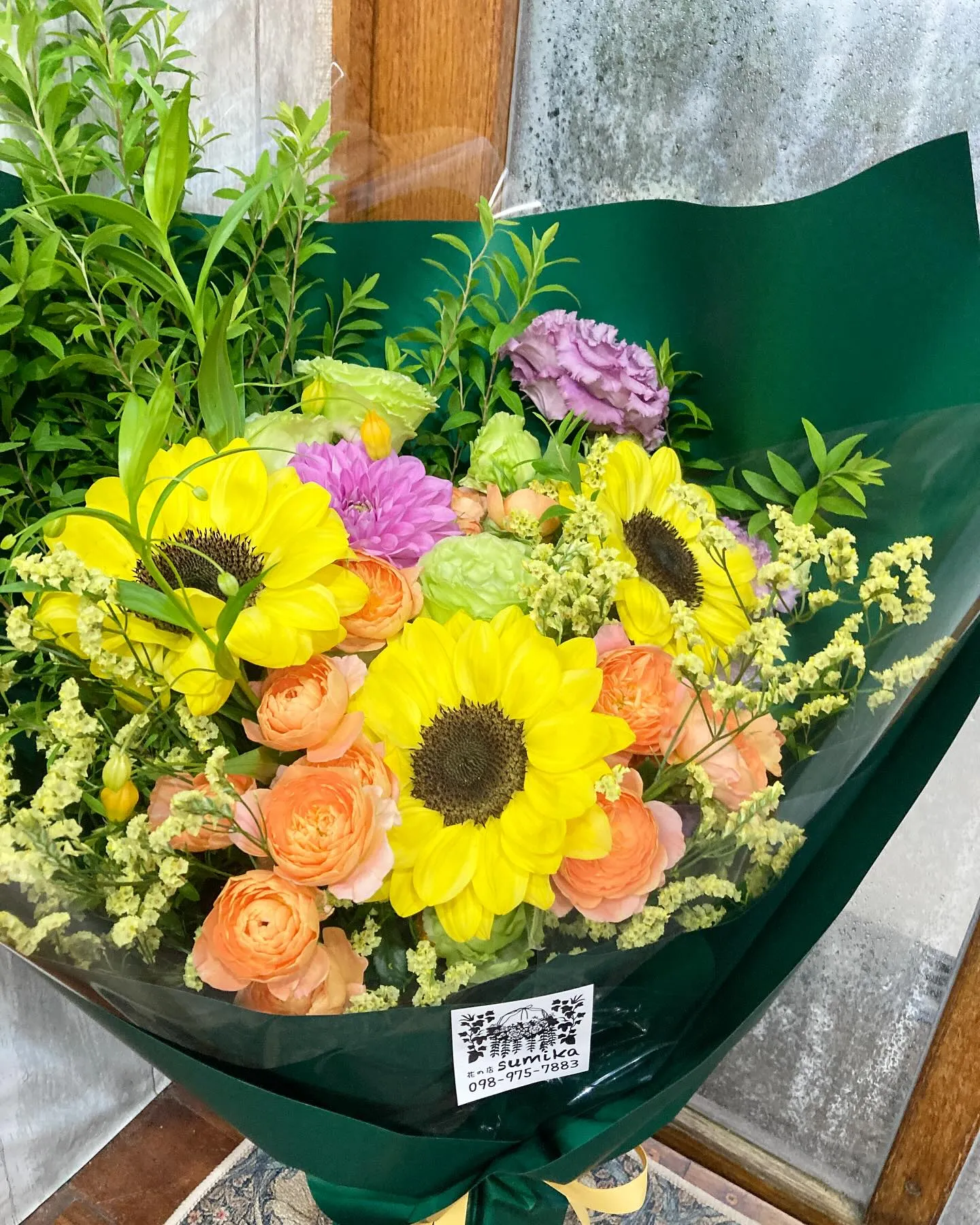 男性の方へお誕生日の花束💐ひまわり🌻をいれて、明るく夏らしい...