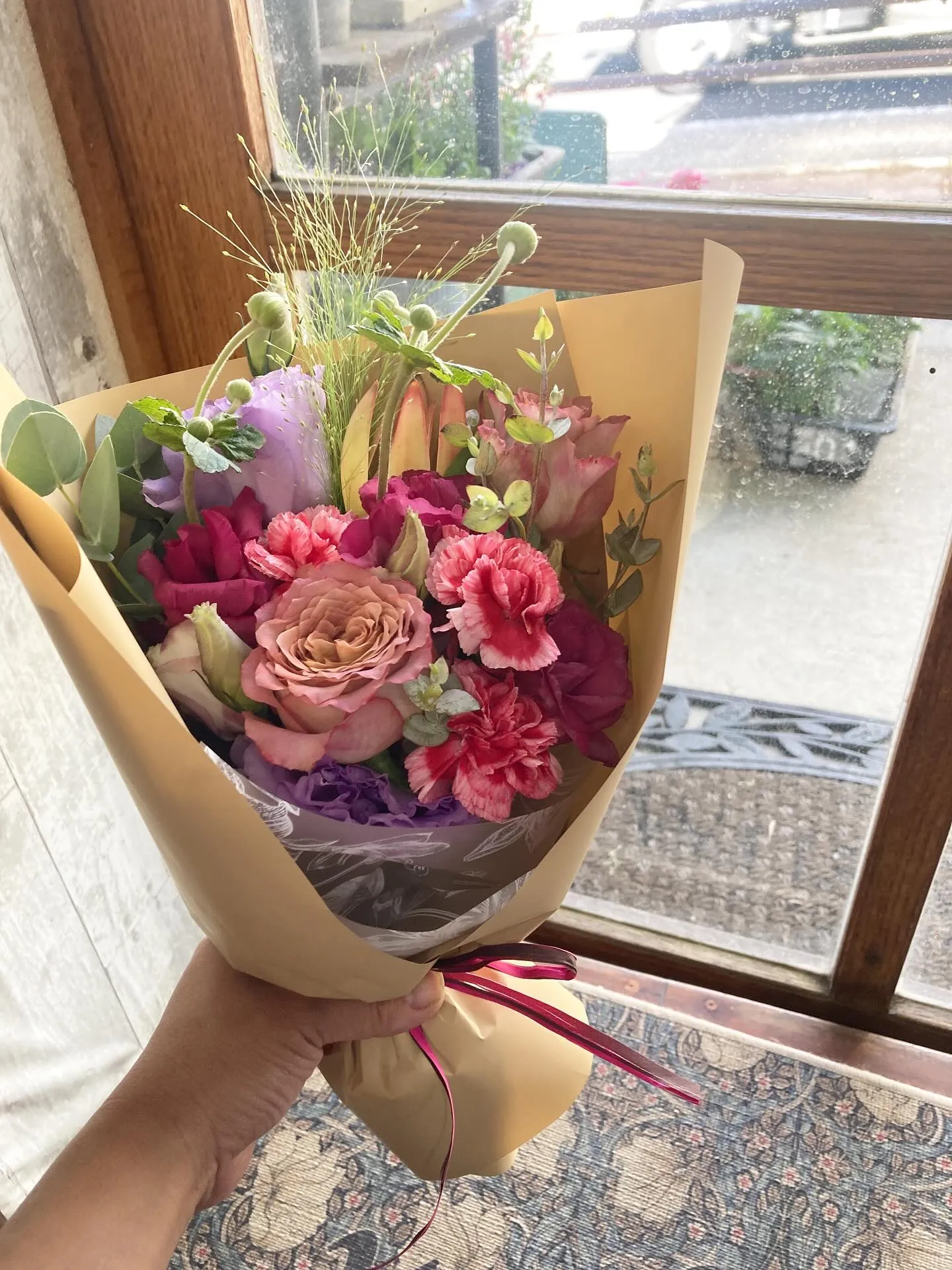秋色花束💐まだまだ暑い沖縄ですが、市場のお花達は、秋色になっ...