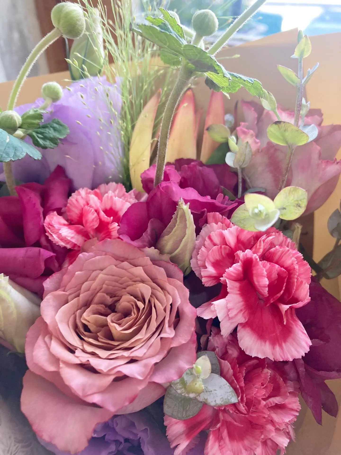 秋色花束💐まだまだ暑い沖縄ですが、市場のお花達は、秋色になっ...